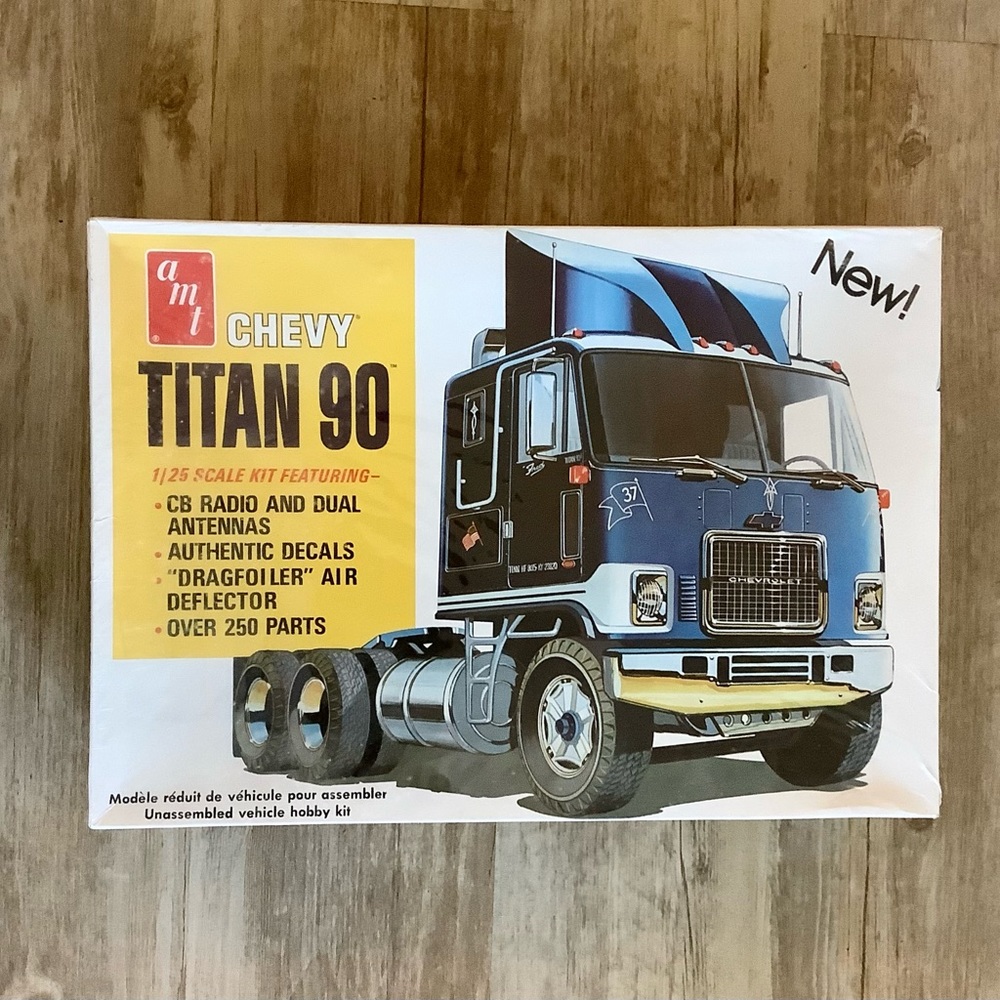 AMT Chevy Titan 90 Model Kit 1/25 Scale Factory Sealed